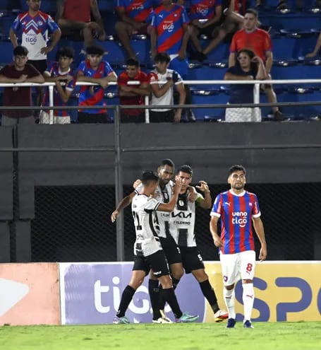Los jugadores de Tacuary celebran el gol que al final les dio la victoria sobre Cerro Porteño.