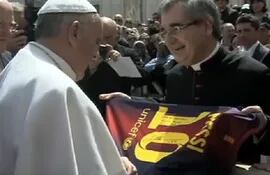 el-papa-francisco-recibe-una-camiseta-firmada-de-messi-101317000000-540644.jpg