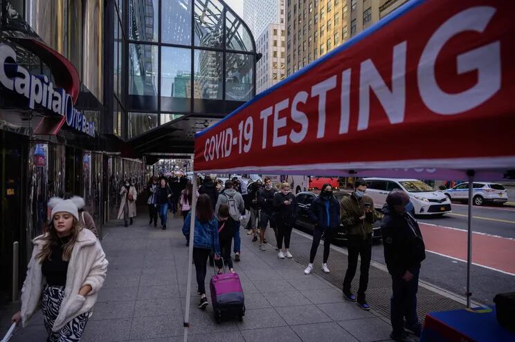 Cientos de personas hacen fila en Nueva York aguardando un test de covid.