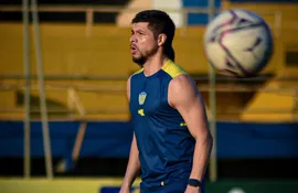 Rodrigo Rojas, en el primer entrenamiento con Sportivo Luqueño, donde jugará en 2023.
