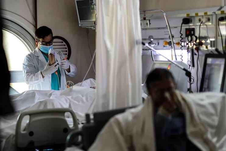 Personal médico de Argentina realiza controles a sus pacientes en una Unidad de Cuidados Intensivos en un hospital de Buenos Aires.