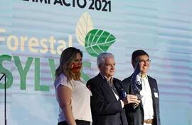 Eduardo Gustale y Raúl Gauto recibieron de la ADEC el galardón para Forestal Sylvis SA por su labor de “Triple impacto”.