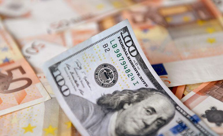 El euro cae de nuevo por debajo del dólar. (AFP, archivo)