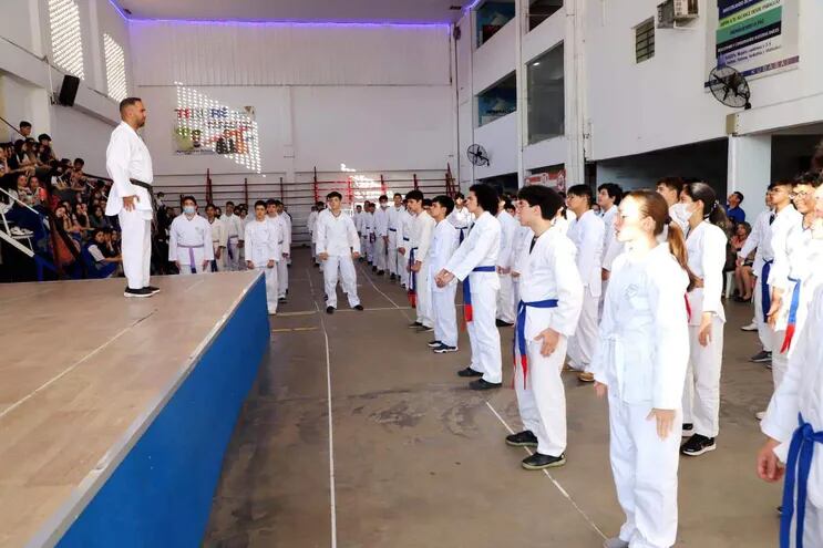 Los estudiantes de Nihon Gakko en la ceremonia del cambio de cinturones de karate.