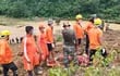Rescatistas buscando a posibles sobrevivientes del deslizamiento de tierra en la India. (EFE)