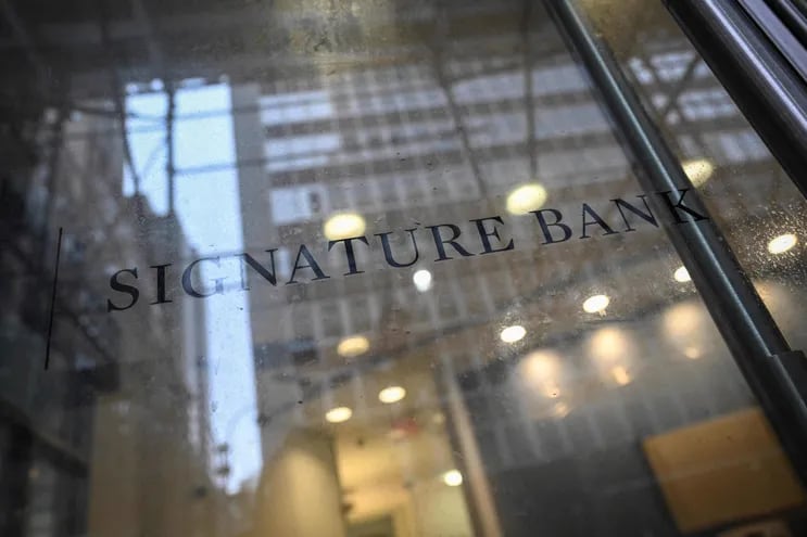 El mundo financiero global está atento a las acciones que tomará la FED en su política monetaria tras el colapso de bancos entre ellos el Signature Bank. (Photo by Ed JONES / AFP)