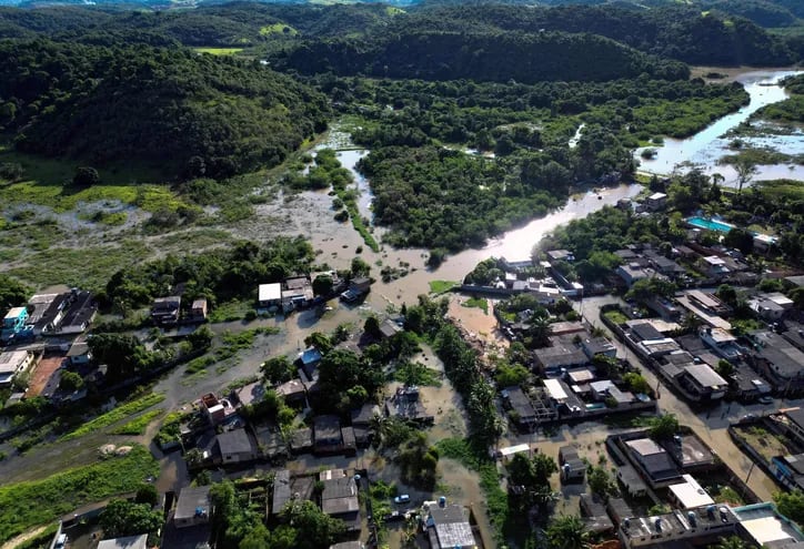 Vista aérea que muestra calles inundadas por fuertes lluvias en la comunidad de Amapá, ciudad de Duque de Caxias, en el estado de Río de Janeiro.