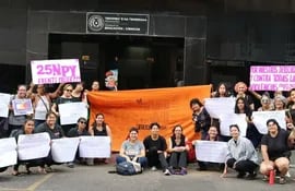 Manifestación de Articulación feminista frente al MEC .