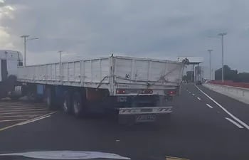 MOPC multará a camiones que intenten circular por el puente Héroes del Chaco.