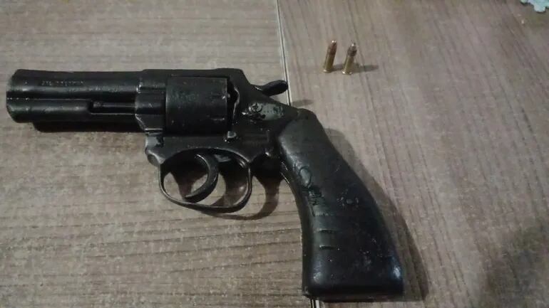 El revólver incautado como prueba por los agentes de la Comisaría 11ª.