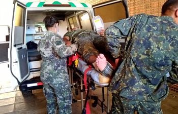 Un militar es asistido luego del atentado del miércoles en Concepción, que dejó a tres uniformados heridos.
