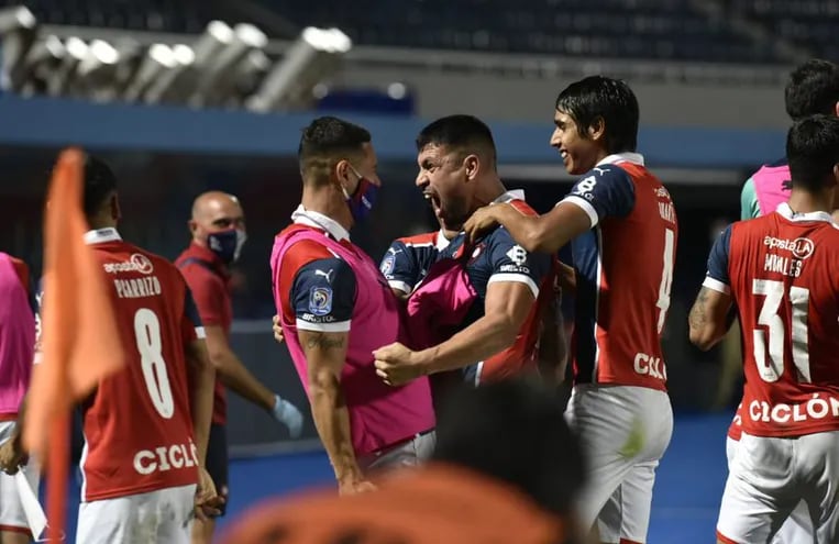 Festejo de Juan Patiño en uno de los goles de Cerro Porteño en un superclásico en la Nueva Olla