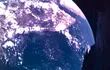 Vista de la Tierra tras el despegue. El pasado 14 de abril, la misión europea JUICE emprendió viaje a Júpiter, un trayecto de ocho años en el que la pesada nave tendrá que impulsarse aprovechando la energía del campo de gravedad de la Tierra, la Luna y de Venus. Será una acróbata de seis toneladas.