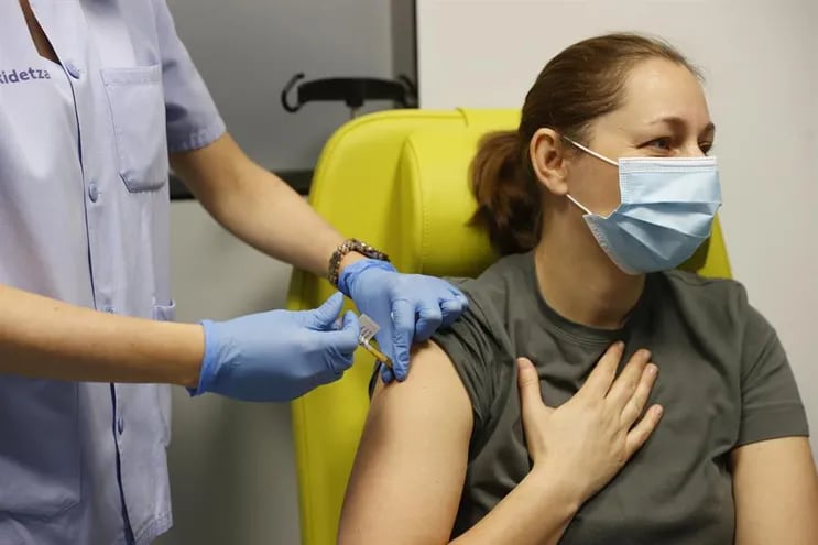 Una voluntaria en el momento de recibir la vacuna contra la covid-19 desarrollada por el laboratorio alemán CureVac, dentro de los ensayos llevados a cabo en el hospital vizcaíno de Biocruces, el pasado mes de febrero.