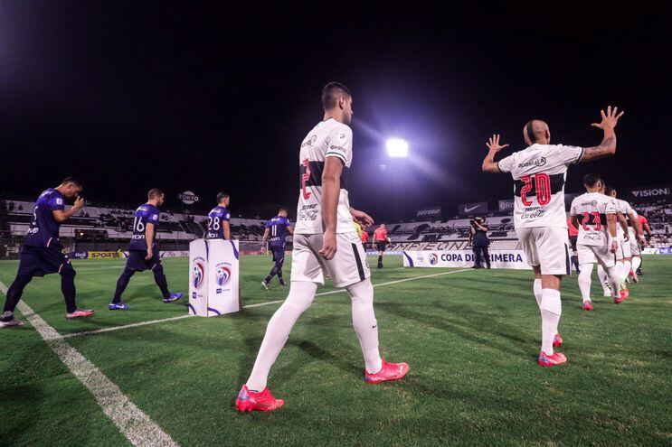 Los jugadores de Olimpia y Nacional salen al campo de juego del Manuel Ferreira para disputar la novena jornada del torneo Apertura 2022.