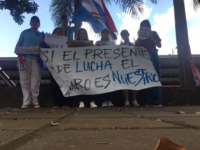 Estudiantes de la Federación Nacional de Estudiantes Secundarios se manifiestan este viernes frente al Congreso Nacional en repudio a la humillación que hizo el senador Silvio Ovelar a la educación paraguaya.