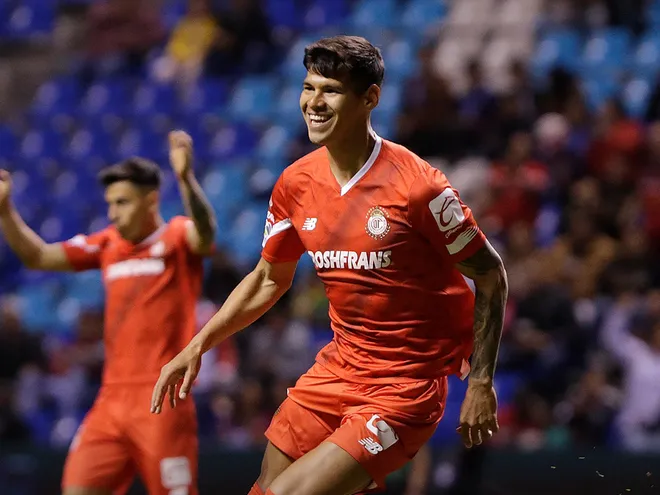El paraguayo Robert Morales, futbolista del Toluca, festeja un gol en el partido ante Puebla por el torneo Clausura 2024 de la LigaMX.