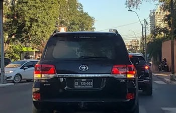 Automóvil con chapa diplomática
