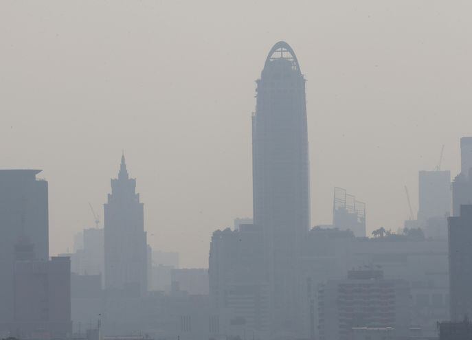 Una capa de smog y polución cubre los edificios de Bangkok, Tailandia.