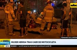 Mujer herida tras caer de una motocicleta