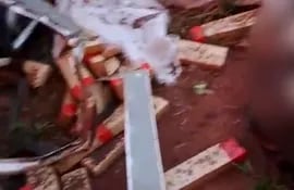 Captura de un video grabado por familiares de las víctimas, donde se ve la carga de marihuana en la camioneta atacada.