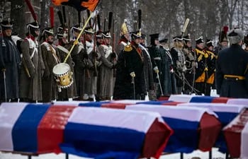 Ataviados con uniformes de la época, rinden honores militares en Rusia a los soldados caídos en la campaña de Napoléon de 1812.