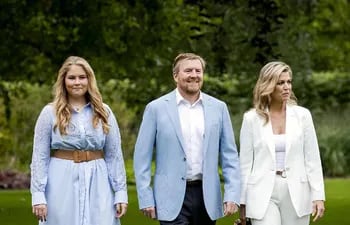 La princesa Amalia junto a sus padres, los reyes de Países Bajos, Guillermo y Máxima. (AFP)