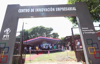 Fachada del local inaugurado como Centro de Desarrollo Empresarial en Alto Paraná. El objetivo es descentralizar la atención a emprendedores en la capital.