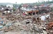 la-falta-de-agua-potable-y-medicinas-agrega-un-drama-suplementario-a-la-destruccion-causada-por-el-tsunami-del-pasado-sabado-en-indonesia-efe-195029000000-1789535.jpg