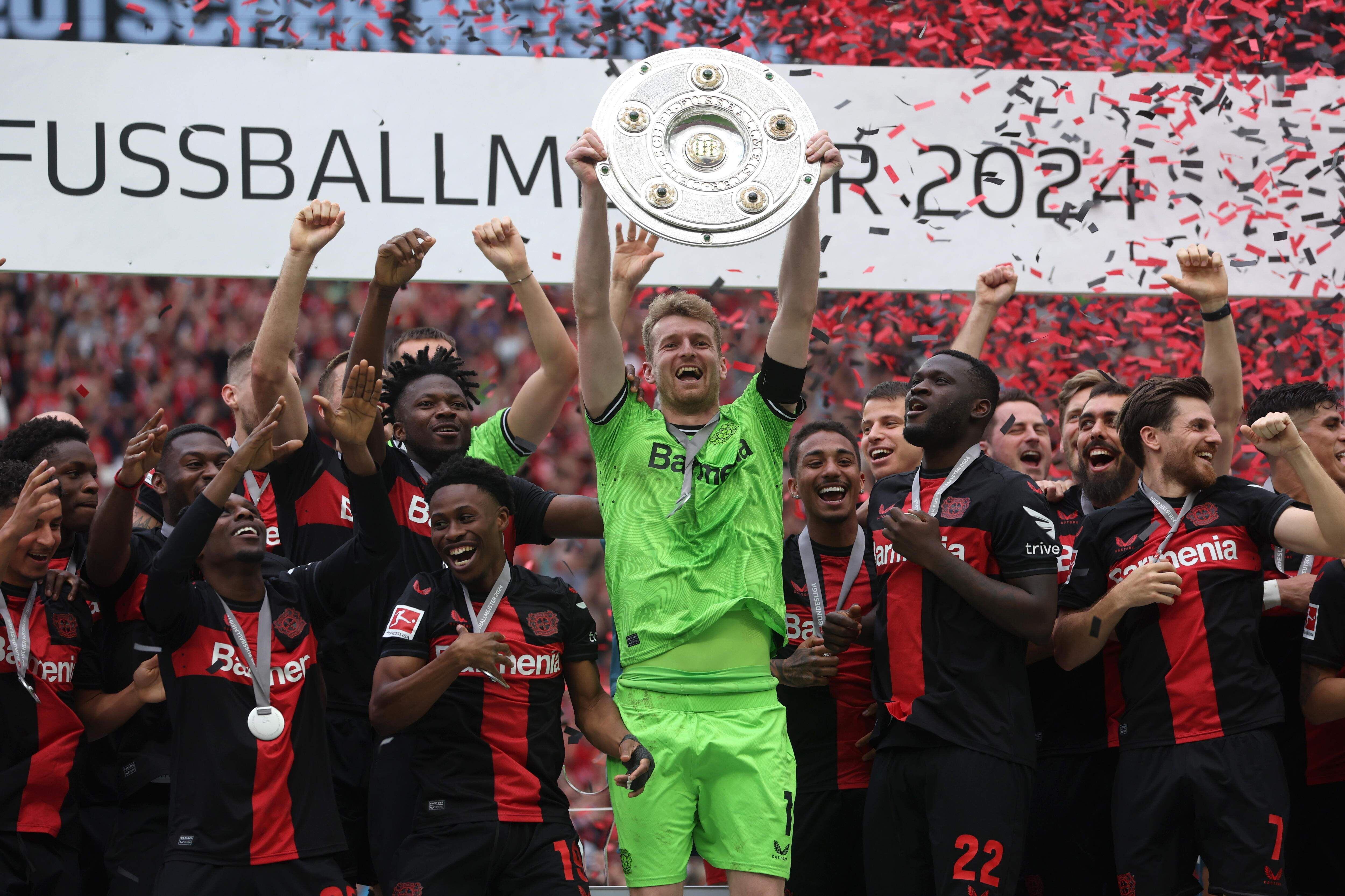 Los jugadores del Bayer Leverkusen celebra con el trofeo de la Bundesliga en el Bay Arena, en Leverkusen. 