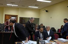 El Dr. Sindulfo Blanco saluda a su colega Víctor Núñez antes del inicio del juicio oral que afrontan por presunto prevaricato.