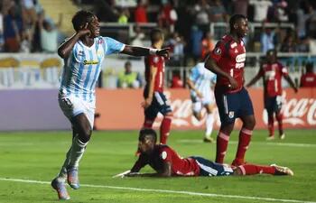 Yorman Zapata de Magallanes celebra un gol en el partido de la Copa Libertadores entre Magallanes y Medellín en el estadio El Teniente en Rancagua (Chile).