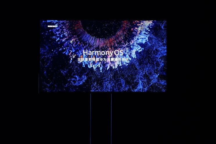 Una imagen de HONOR Vision Series, la primera pantalla inteligente del mundo equipada con HarmonyOS, se ve en una pantalla durante la conferencia de desarrolladores de Huawei , en China.