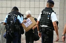 Policías registran a una activista prodemocrática fuera de la sede de la corte de Hong Kong, este miércoles.