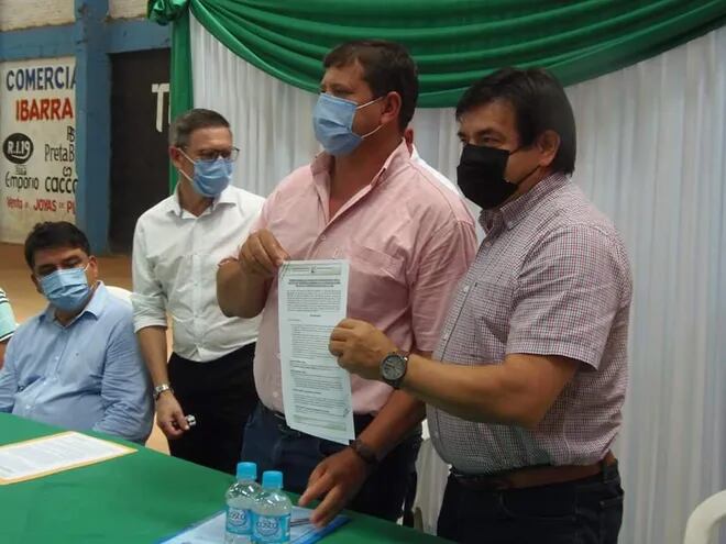 El intendente Everaldo Acosta y el decano José Sánchez exhiben el documento que avala el acuerdo de cooperación.