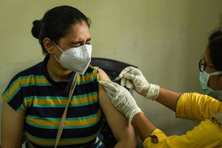 Una mujer recibe una dosis de la vacuna contra el Covid-19.