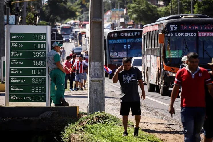 Camioneros protestan contra el alza en el precio del combustible junto a una estación de servicios en Capiatá.