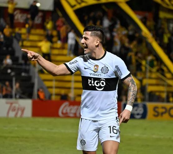 Celebración del delantero franjeado Guillermo Paiva (25 años) luego de anotar el gol que representó el triunfo anoche en Dos Bocas.