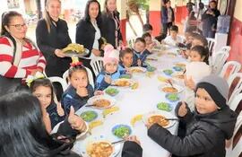 Un total de 476 escolares del sector rural ya están recibiendo desde ayer su plato de comida.