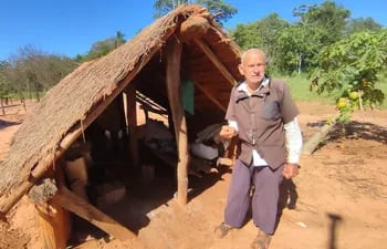 Don Gregorio Mujica de 71 años frente a su precaria vivienda en 7 Montes, Curuguaty