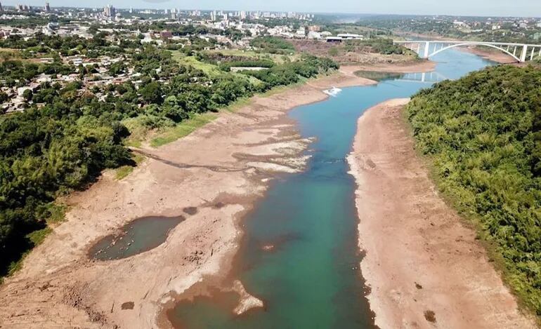 Imagen del río Paraná que se viralizó en las redes en abril del 2020, que muestra una crítica situación por la bajante del curso de agua, que se repitió en 2021 y que este año no recuperó aún en los niveles esperados.