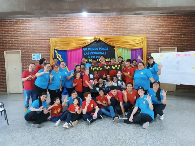 Miembros de la comunidad de la Primera Escuela Paraguaya de Sordos comparte un momento para lanzar un mensaje de inclusión.