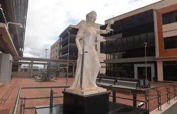 La estatua de la diosa Astrea en uno de los accesos al Palacio de Justicia de Ciudad del Este.
