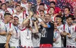 Los jugadores de Estudiantes de La Plata celebra con el trofeo de campeón de la Copa Argentina 2023 en el estadio Ciudad de Lanús, Lanús, Argentina.