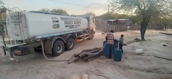 El camión cisterna adquirido por la Municipalidad llevando agua potable a los pobladores afectados por la dura sequía que se vive en la zona.