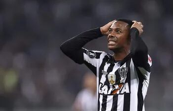 (FILES) Robinho of Brazil's Atletico Mineiro gestures during their 2017 Copa Libertadores match against Bolivia's Wilstermann held at Mineirao stadium, in Belo Horizonte, Brazil, on August 9, 2017. Brazilian justice will examine on March 20, 2024, whether former soccer player Robinho should serve his sentence for rape in Brazil, where the trial against Dani Alves sparked criticism for the silence of the cream of the football world in cases of violence against women. The magistrates of the Superior Court of Justice (STJ), based in Brasilia, will evaluate the request of the Italian justice system to homologate a nine-year prison sentence imposed on the former striker in Milan in 2017 and ultimately ratified in Rome in 2022. (Photo by DOUGLAS MAGNO / AFP)