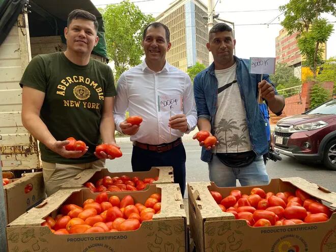 El ministro de Agricultura, Dr. Vet. Carlos Giménez, con productores de tomate en la feria hortícola, en una plaza capitalina.