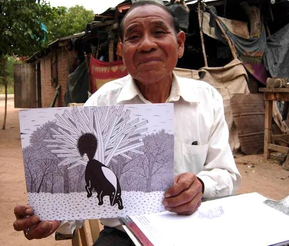 Marcos Ortiz con uno de los zorrillos que acostumbraba a dibujar, junto a sus detallados trazos del monte chaqueño.