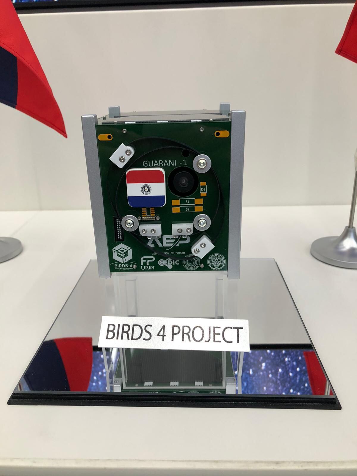El nanosatélite GuaraniSat1 entrará en órbita en el 2021 forma parte del proyecto Birds4 de Kyutech, Japón. Ahora ya está en manos de la JAXA, luego de haber cumplido con los estándares requeridos.