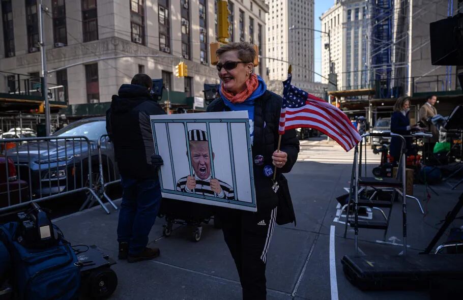Detractores del expresidente estadounidense Donald Trumo protestan hoy en Manhattan, Nueva York. El pasado fin de semana, Trump dijo a sus seguidores que espera ser arrestado este martes -algo sin precedentes para un expresidente de Estados Unidos- en un caso relacionado con un pago para comprar el silencio de una actriz porno.